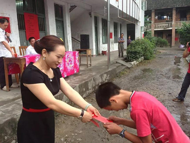 In Dongkou Yuexi Middle School and Yuexi···
